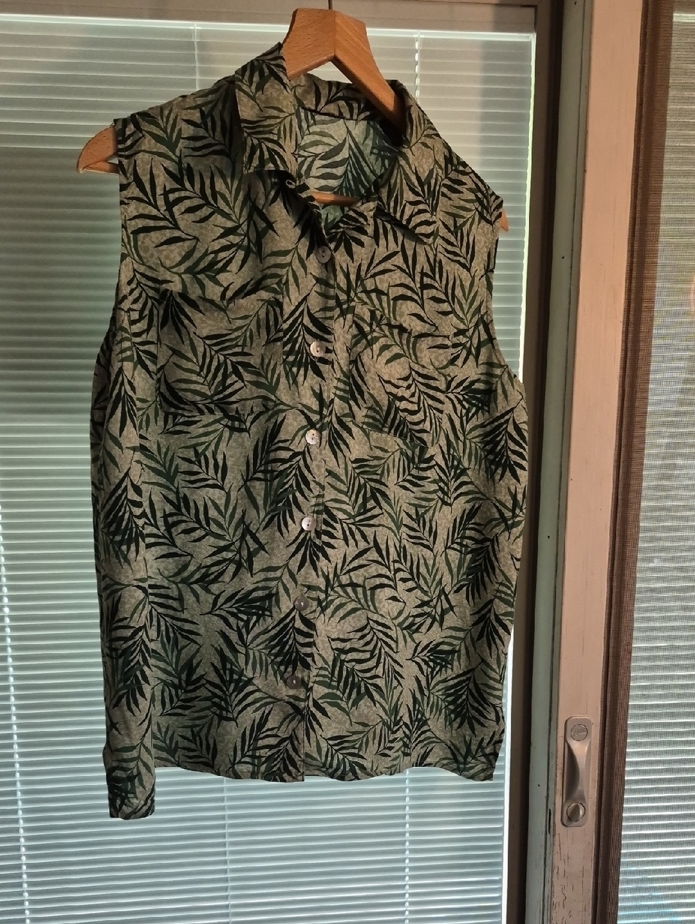 Sleeveless Button-Up Leaf Print Rayon Top in Green